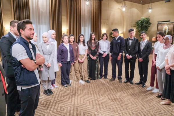 ولي العهد يلتقي عددا من طلبة المدارس الذين سيشاركون في جائزة إنتل الدولية للعلوم والهندسة بالولايات المتحدة