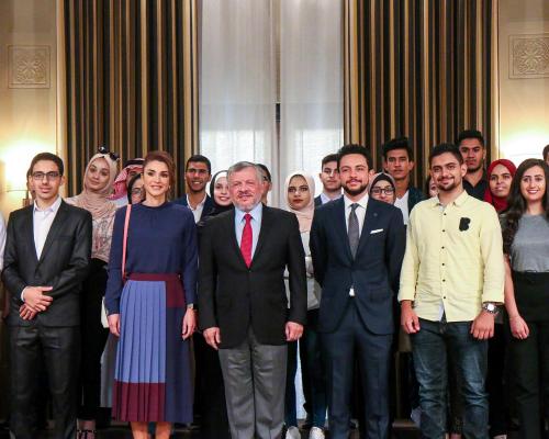 الملك والملكة وولي العهد يستقبلون أوائل الثانوية العامة