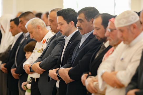ولي العهد يشارك جموع المصلين أداء صلاة الجمعة في مسجد الشيخ زايد بن سلطان آل نهيان في العقبة
