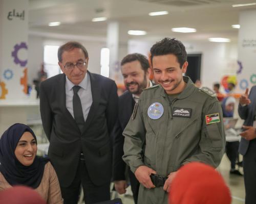 ولي العهد يحضر جانبا من مسابقة الأمن السيبراني ويسلم الجوائز للفائزين
