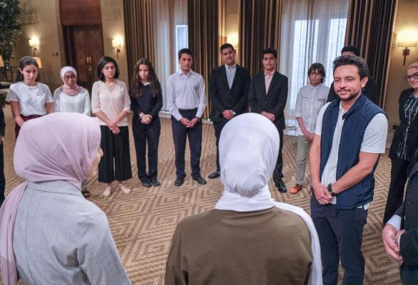 ولي العهد يلتقي عددا من طلبة المدارس الذين سيشاركون في جائزة إنتل الدولية للعلوم والهندسة بالولايات المتحدة