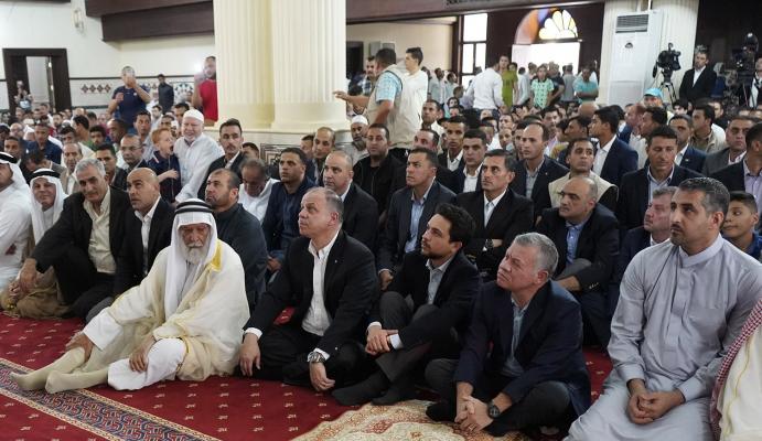 الملك وولي العهد يشاركان جموع المصلين أداء صلاة عيد الفطر بمسجد الشريف الحسين بن علي في العقبة