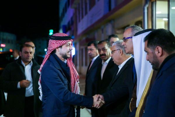 ولي العهد يشارك أبناء الطوائف المسيحية في إضاءة شجرة عيد الميلاد في مادبا