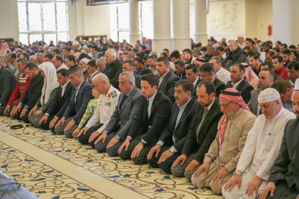 ولي العهد يشارك جموع المصلين أداء صلاة الجمعة في مسجد الشيخ زايد بن سلطان آل نهيان في العقبة