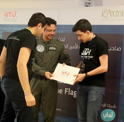 ولي العهد يحضر جانبا من مسابقة الأمن السيبراني ويسلم الجوائز للفائزين