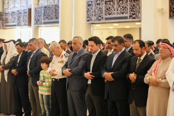 ولي العهد يشارك جموع المصلين أداء صلاة الجمعة في مسجد الشيخ زايد بن سلطان آل نهيان في العقبة
