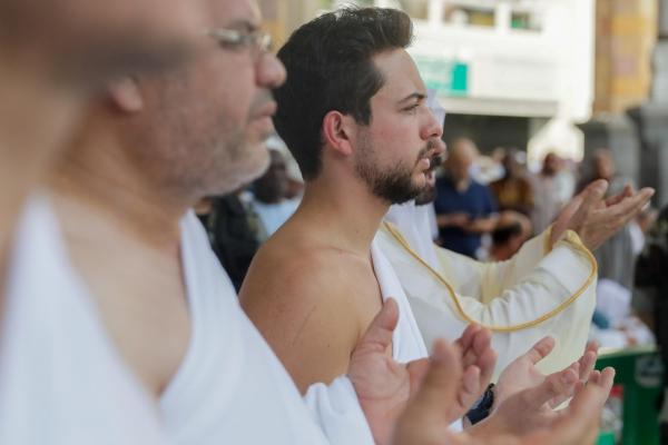 ولي العهد يؤدي مناسك العمرة
