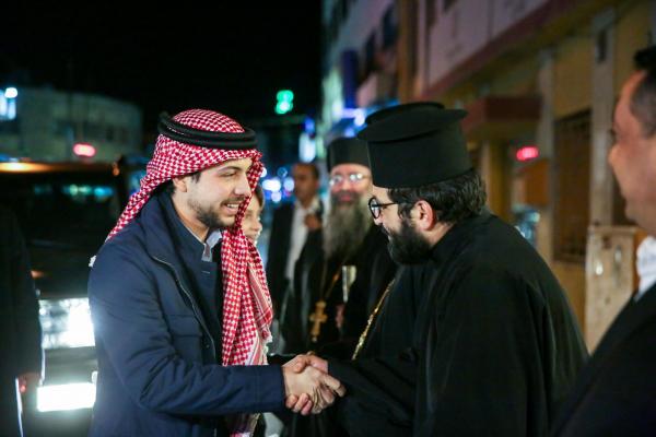 ولي العهد يشارك أبناء الطوائف المسيحية في إضاءة شجرة عيد الميلاد في مادبا