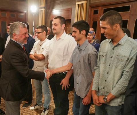 الملك والملكة وولي العهد يستقبلون أوائل الثانوية العامة