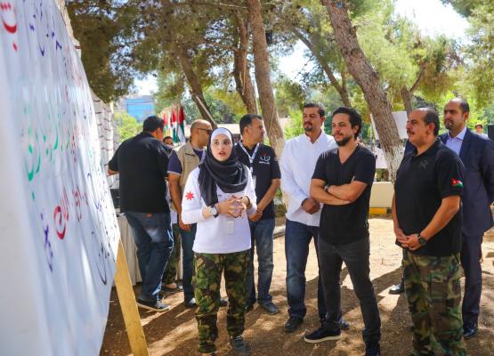 ولي العهد يطلع على التجربة الريادية الشبابية لمعسكرات الحسين للعمل والبناء