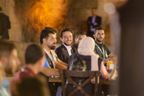 ولي العهد يلتقي في الكرك مجموعة من الشباب والشابات الناشطين في العمل التطوعي ويشاركهم الإفطار