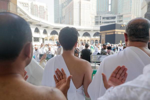 ولي العهد يؤدي مناسك العمرة
