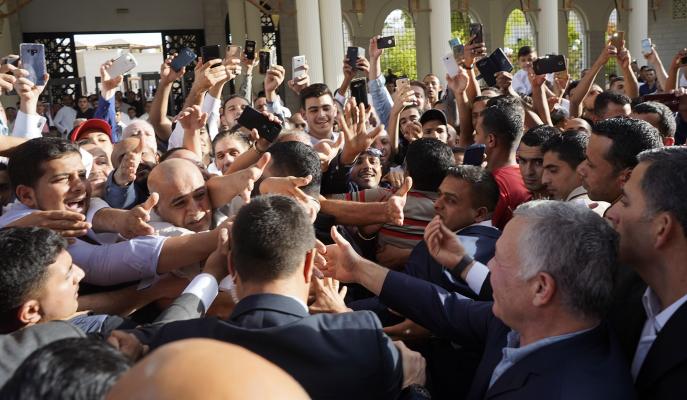 الملك وولي العهد يشاركان جموع المصلين أداء صلاة عيد الفطر بمسجد الشريف الحسين بن علي في العقبة