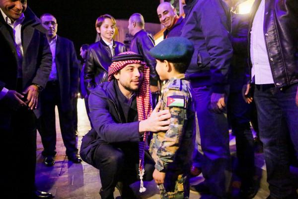 ولي العهد يشارك أبناء الطوائف المسيحية في إضاءة شجرة عيد الميلاد في مادبا