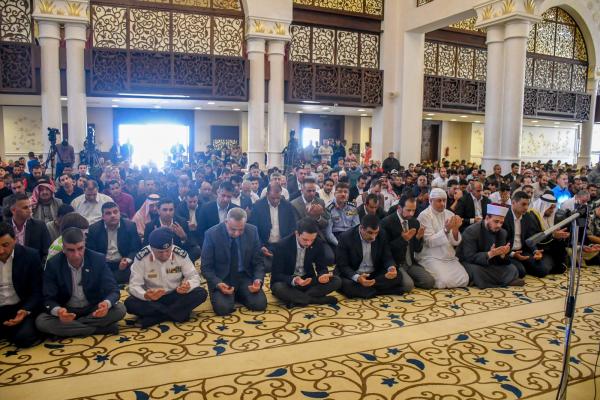 ولي العهد يشارك جموع المصلين أداء صلاة الجمعة في مسجد الشيخ زايد بن سلطان آل نهيان في العقبة