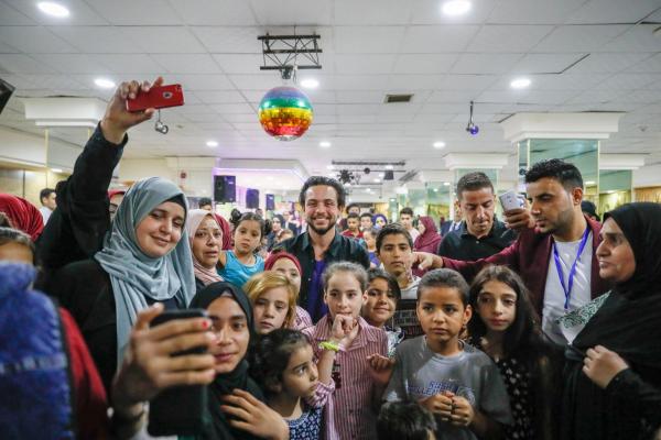 ولي العهد يشارك مجموعة من الأيتام تناول الإفطار