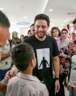 ولي العهد يفتتح قاعة "كهف الأبطال" في مركز الحسين للسرطان