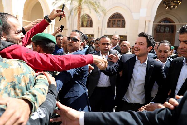ولي العهد يشارك جموع المصلين أداء صلاة الجمعة في مسجد الشيخ زايد بن سلطان آل نهيان في العقبة