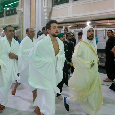 ولي العهد يؤدي مناسك العمرة
