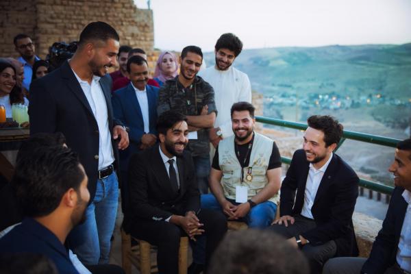 ولي العهد يلتقي في الكرك مجموعة من الشباب والشابات الناشطين في العمل التطوعي ويشاركهم الإفطار