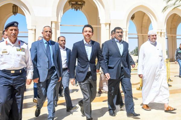 ولي العهد يشارك جموع المصلين أداء صلاة الجمعة في مسجد الشيخ زايد بن سلطان آل نهيان في العقبة
