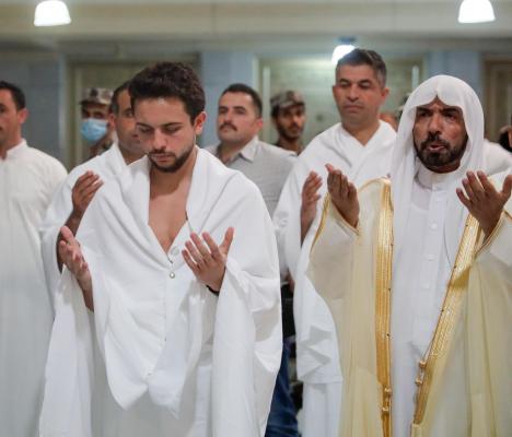 ولي العهد يؤدي مناسك العمرة