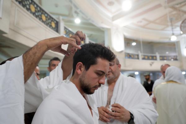ولي العهد يؤدي مناسك العمرة