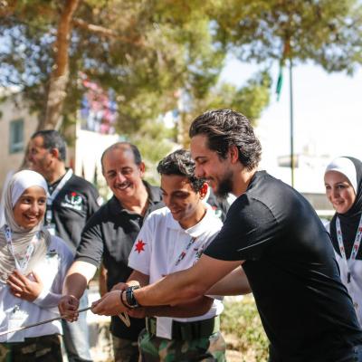 ولي العهد يطلع على التجربة الريادية الشبابية لمعسكرات الحسين للعمل والبناء