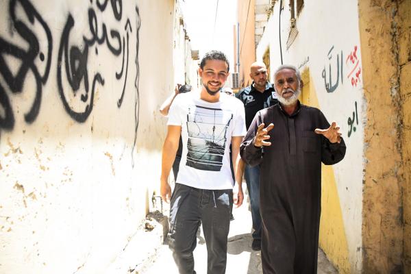 الأمير الحسين يقوم بزيارة مفاجئة لشباب مبادرة حقق أثناء تنفيذهم عملا تطوعيا في العقبة ويشاركهم جانبا منه