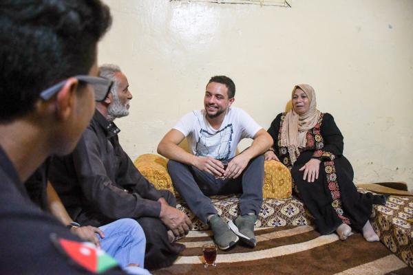 الأمير الحسين يقوم بزيارة مفاجئة لشباب مبادرة حقق أثناء تنفيذهم عملا تطوعيا في العقبة ويشاركهم جانبا منه