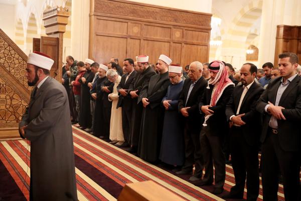 ولي العهد يشارك جموع المصلين أداء صلاة الجمعة في مسجد الملك الحسين