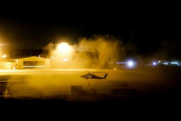 مندوباً عن الملك، ولي العهد يرعى تخريج دورتين للطيران التعبوي ويتابع تمريناً عسكرياً ليلياً