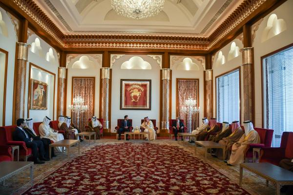 ولي العهد يلتقي ملك مملكة البحرين ويتسلم وسام النهضة للملك حمد من الدرجة الممتازة (القلادة)