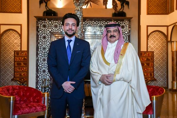 ولي العهد يلتقي ملك مملكة البحرين ويتسلم وسام النهضة للملك حمد من الدرجة الممتازة (القلادة)