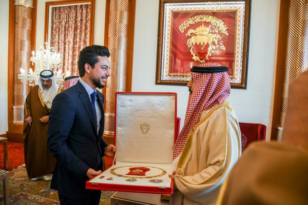 ولي العهد يلتقي ملك مملكة البحرين ويتسلم وسام النهضة للملك حمد من الدرجة الممتازة (القلادة)