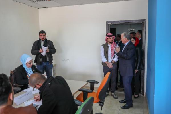 ولي العهد يقوم بزيارة مفاجئة لمديرية تشغيل عمان الأولى