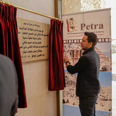 مندوبا عن الملك، ولي العهد يفتتح متحف البترا