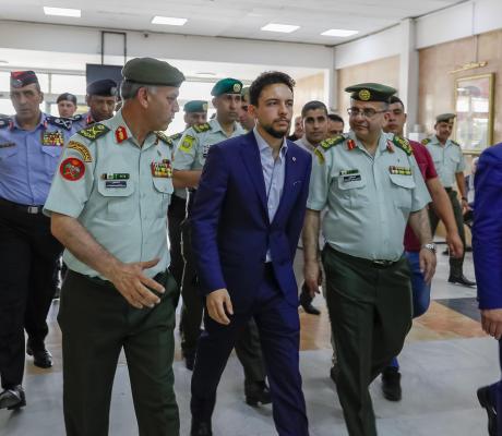 ولي العهد يعود مصابي الأمن العام وقوات الدرك في مدينة الحسين الطبية