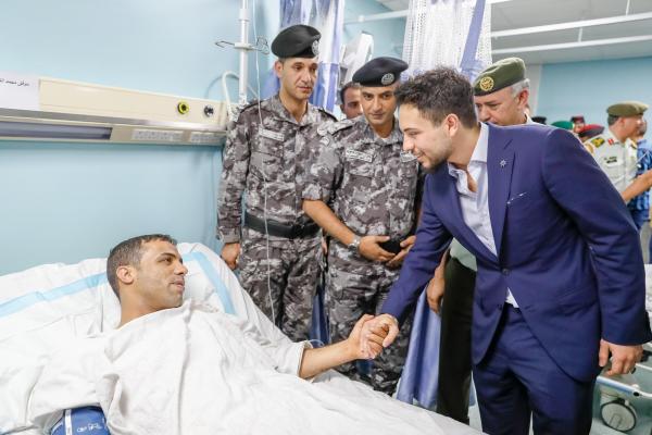ولي العهد يعود مصابي الأمن العام وقوات الدرك في مدينة الحسين الطبية