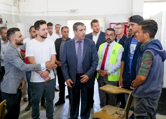 ولي العهد يشارك متطوعين في صيانة مدرسة المفرق الثانوية الصناعية للبنين، ضمن حملة "لتزهو مدارسنا" – أردن النخوة