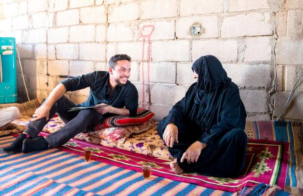 ولي العهد يتفقد في زيارة مفاجئة أحوال أسرة عفيفة في وادي عربة