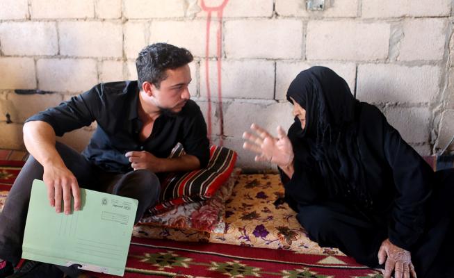 ولي العهد يتفقد في زيارة مفاجئة أحوال أسرة عفيفة في وادي عربة