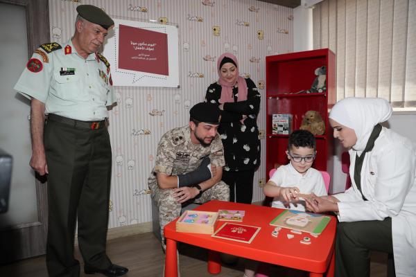 ولي العهد يتفقد نوعية الخدمات في وحدة زراعة القوقعة التابعة لمبادرة سمع بلا حدود