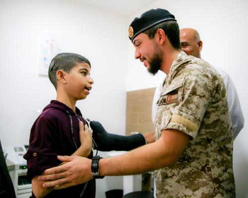 ولي العهد يتفقد نوعية الخدمات في وحدة زراعة القوقعة التابعة لمبادرة سمع بلا حدود