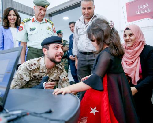 ولي العهد يتفقد نوعية الخدمات في وحدة زراعة القوقعة التابعة لمبادرة سمع بلا حدود