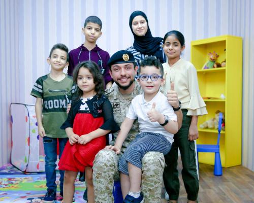 ولي العهد يتفقد نوعية الخدمات في وحدة زراعة القوقعة التابعة لمبادرة سمع بلا حدود