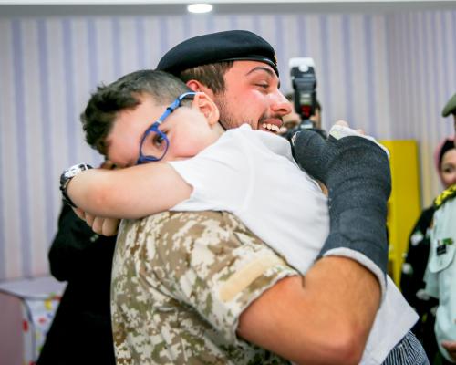 ولي العهد يتفقد نوعية الخدمات في وحدة زراعة القوقعة التابعة لمبادرة سمع بلا حدود