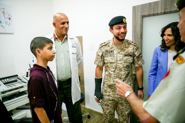 ولي العهد يتفقد نوعية الخدمات في وحدة زراعة القوقعة التابعة لمبادرة سمع بلا حدود