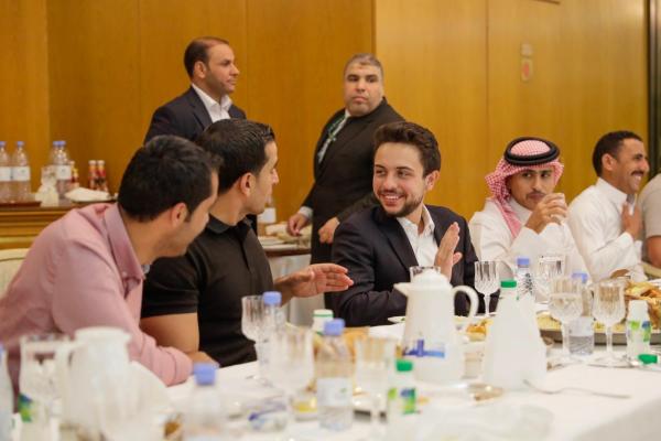 ولي العهد يؤدي مناسك العمرة
