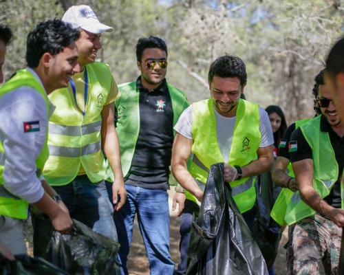 ولي العهد يشارك مجموعة من الشباب المتطوعين في الحملة الوطنية للنظافة العامة وحماية البيئة "بلدك بيتك"